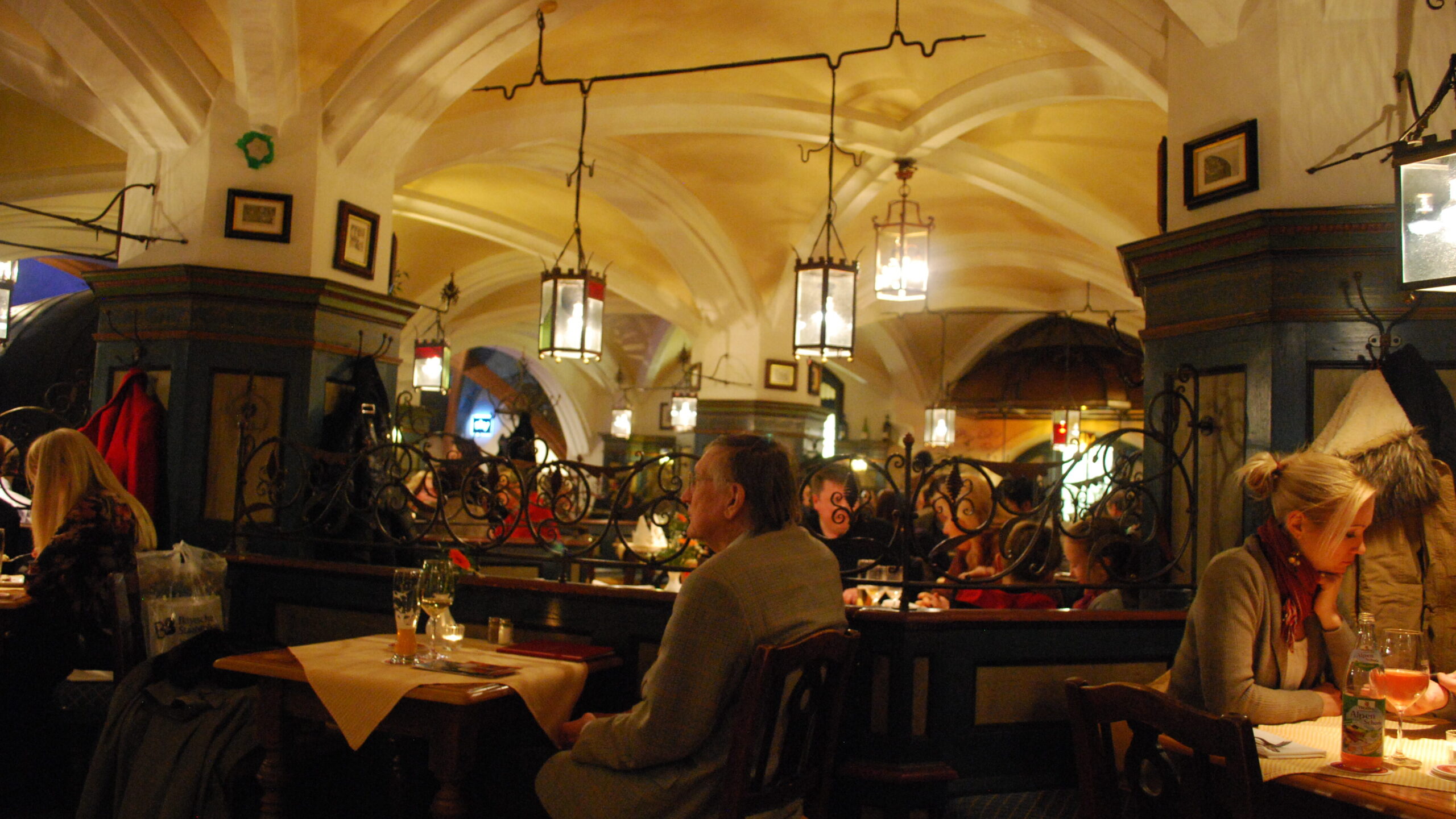 The picture shows the inside of the Ratskeller restaurant.